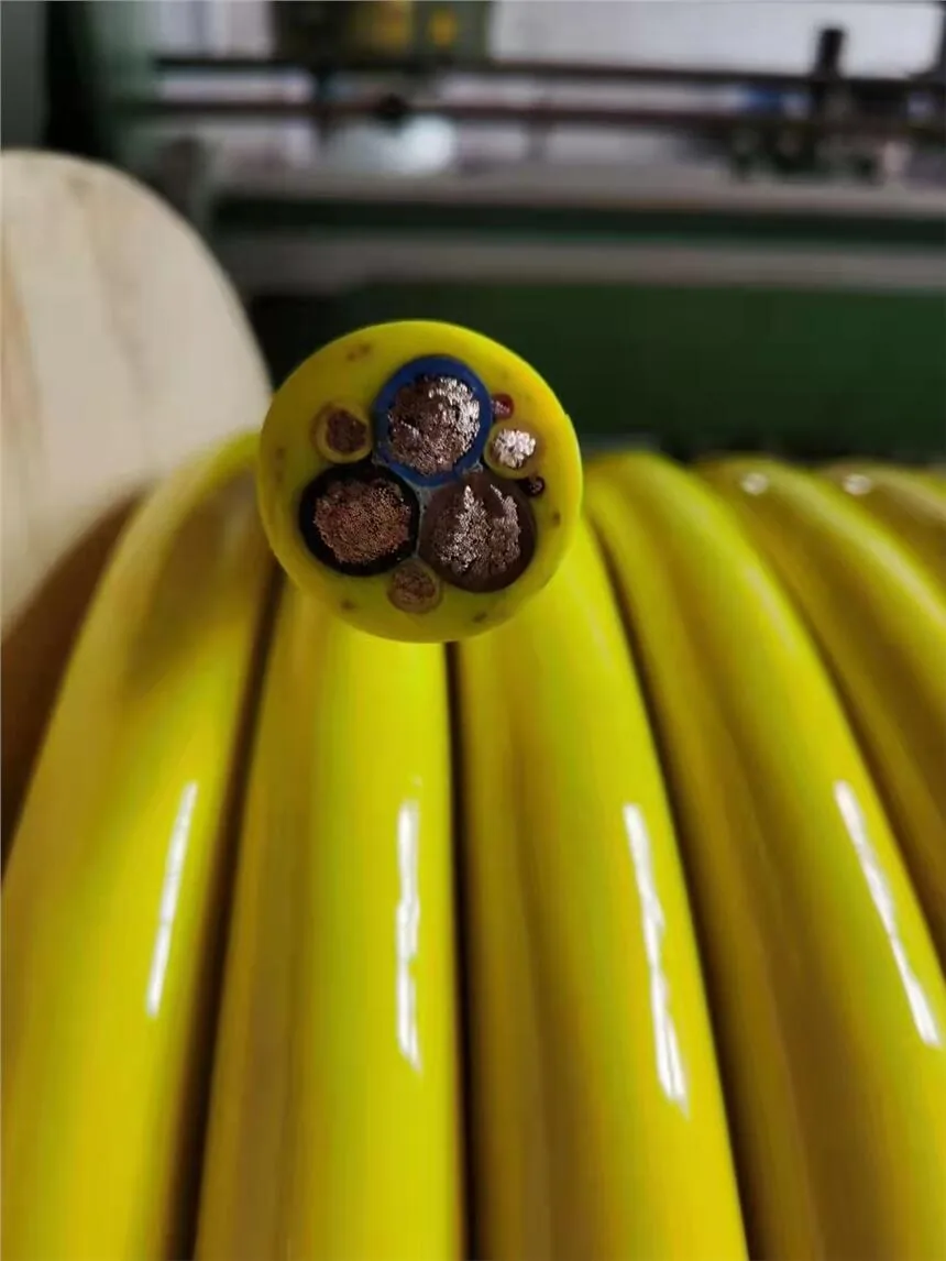 Round special cable with stranded copper conductors