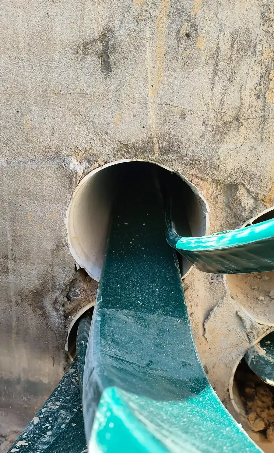 كابل يمر عبر ماسورة في جدار إلى الغرفة المجاورة